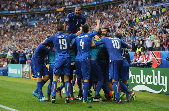 PARIS, FRANCE - JUNE 27: Italy players celebrate their team's second goal by Graziano Pelle (obscured) during the UEFA EURO 2016 round of 16 match between Italy and Spain at Stade de France on June 27, 2016 in Paris, France. (Photo by Matthias Hangst/Getty Images)