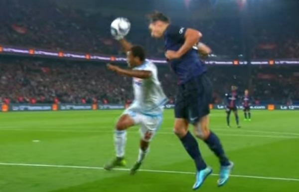 Ici, on peut voir la bâche énormissime de Rolando sur Zlatan