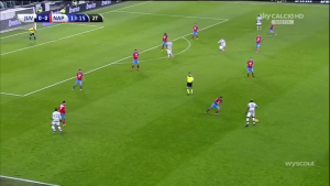 En phase offensive, Pogba tend à repiquer dans l'axe, libérant ainsi le couloir gauche pour Evra.